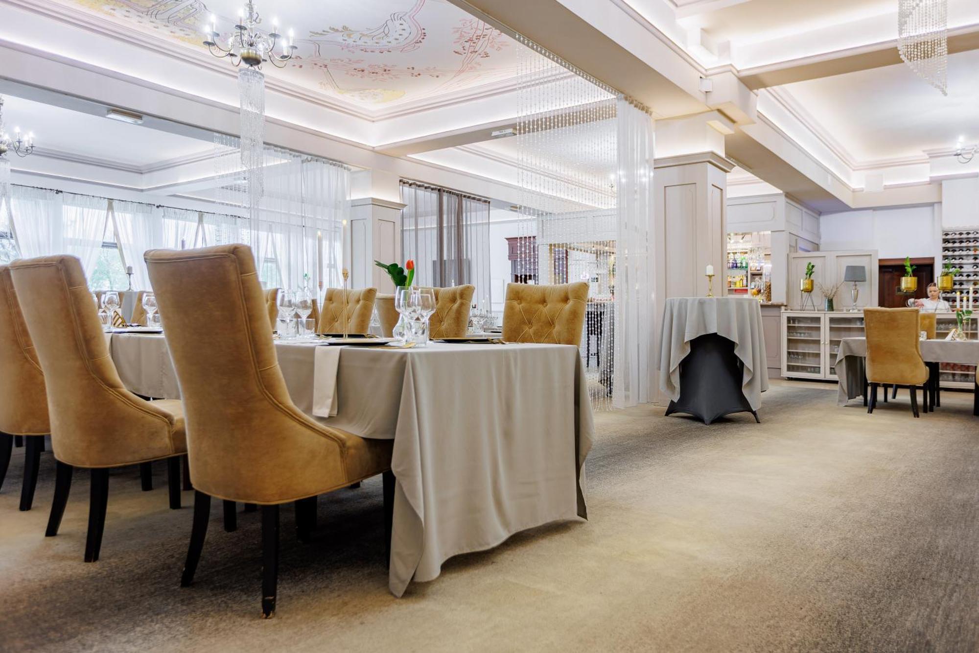 Dąbrowa Tarnowska Hotel Cristal Park מראה חיצוני תמונה