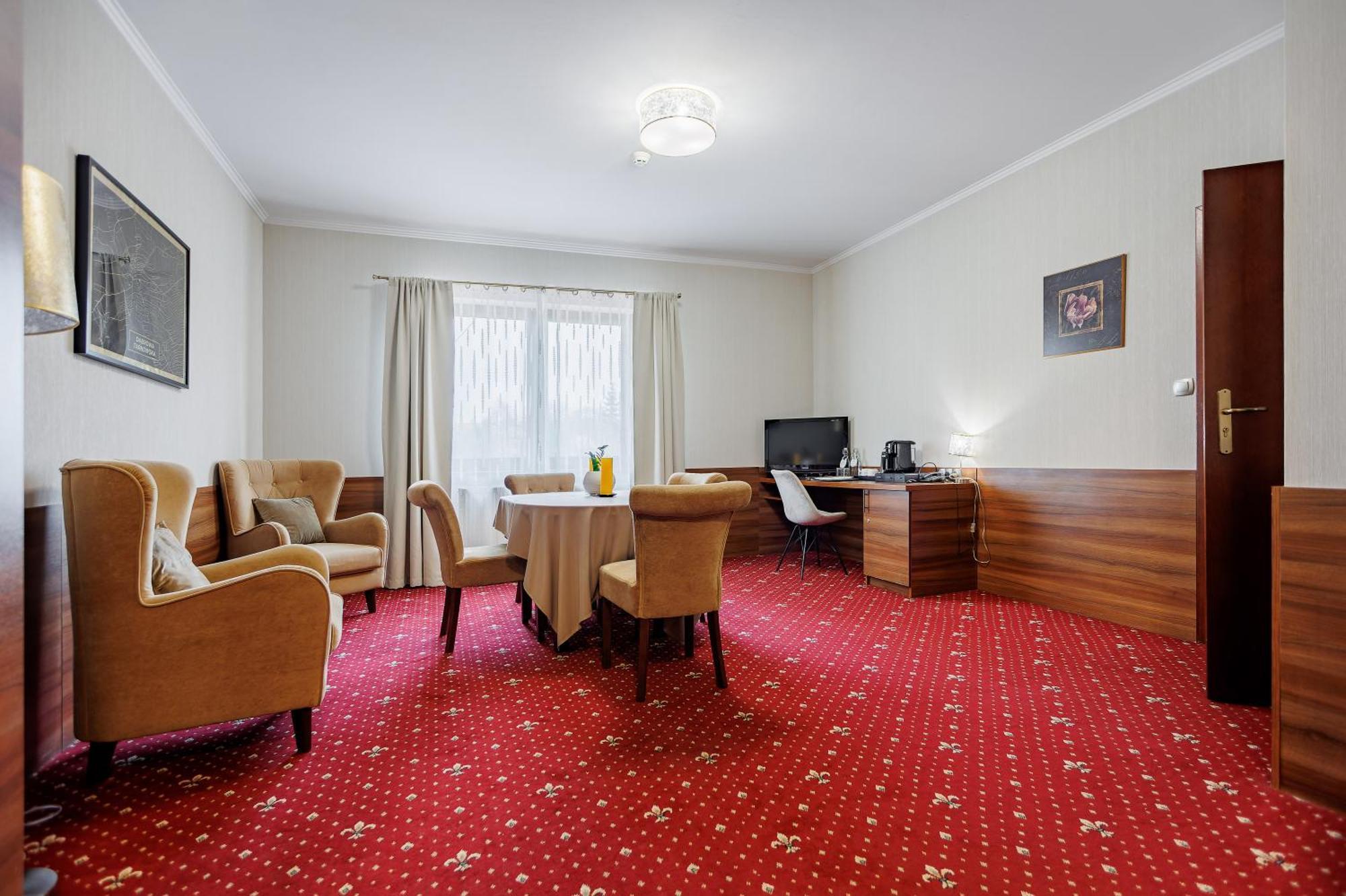 Dąbrowa Tarnowska Hotel Cristal Park מראה חיצוני תמונה