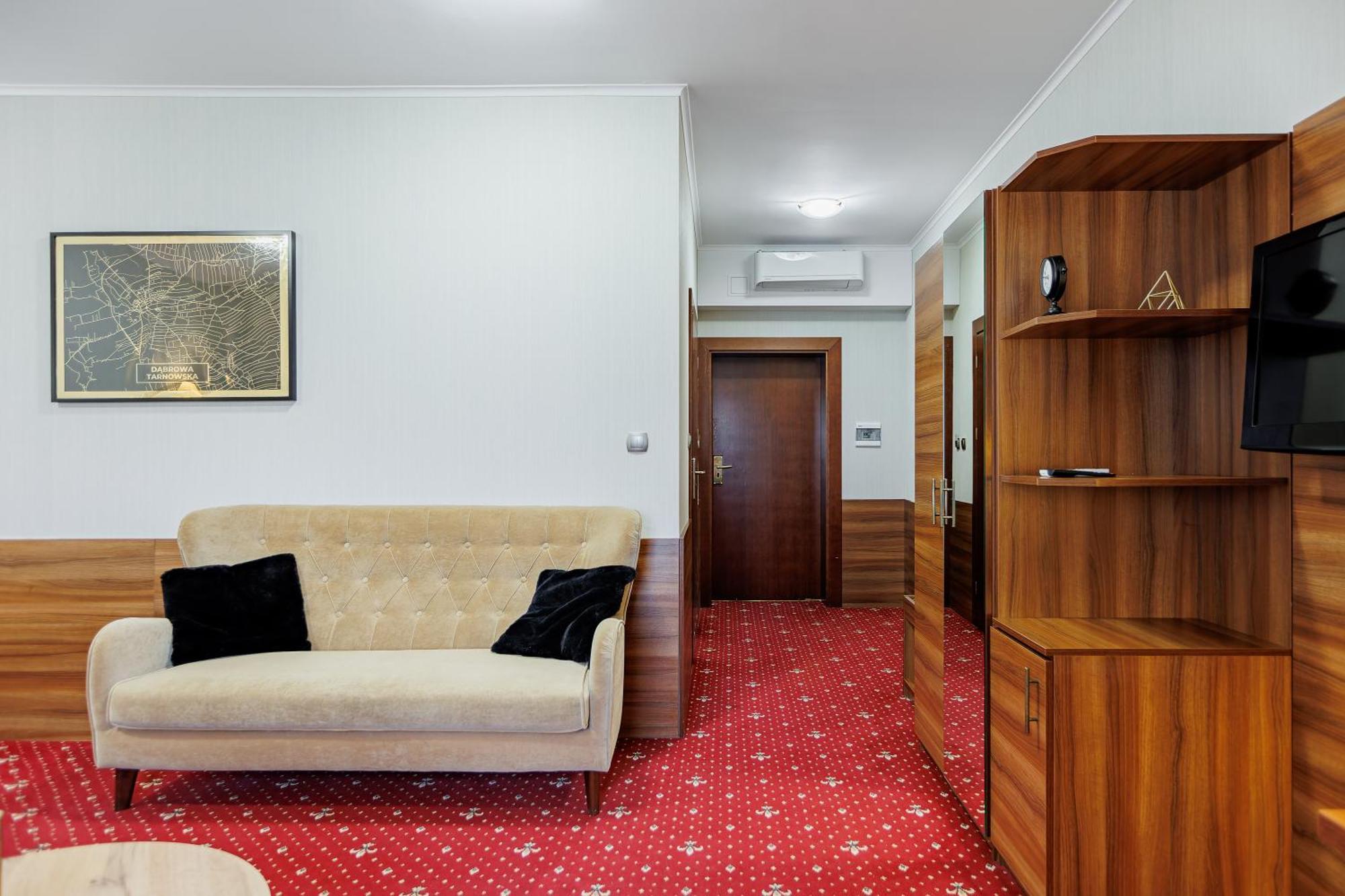 Dąbrowa Tarnowska Hotel Cristal Park מראה חיצוני תמונה