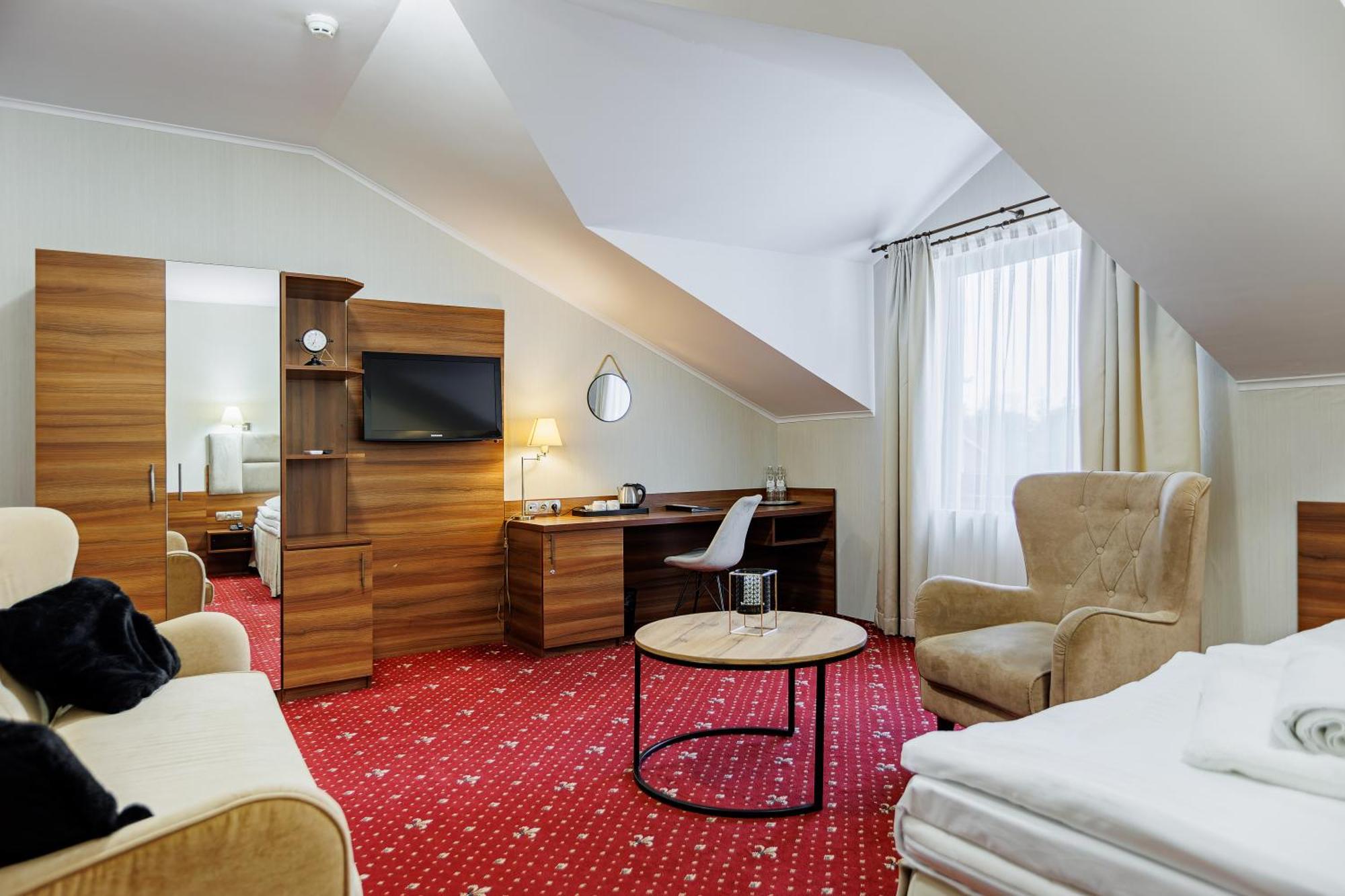 Dąbrowa Tarnowska Hotel Cristal Park מראה חיצוני תמונה