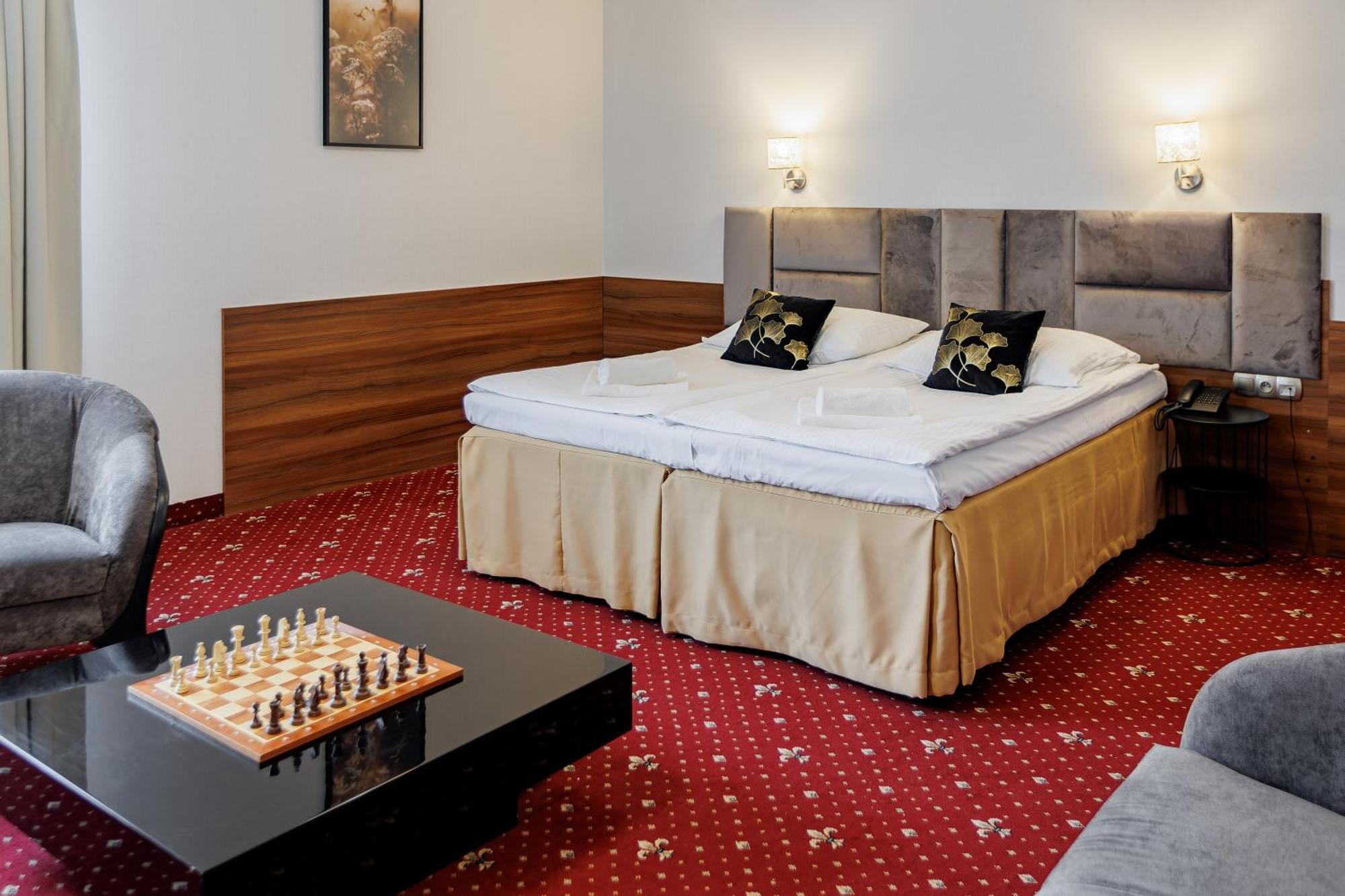 Dąbrowa Tarnowska Hotel Cristal Park מראה חיצוני תמונה