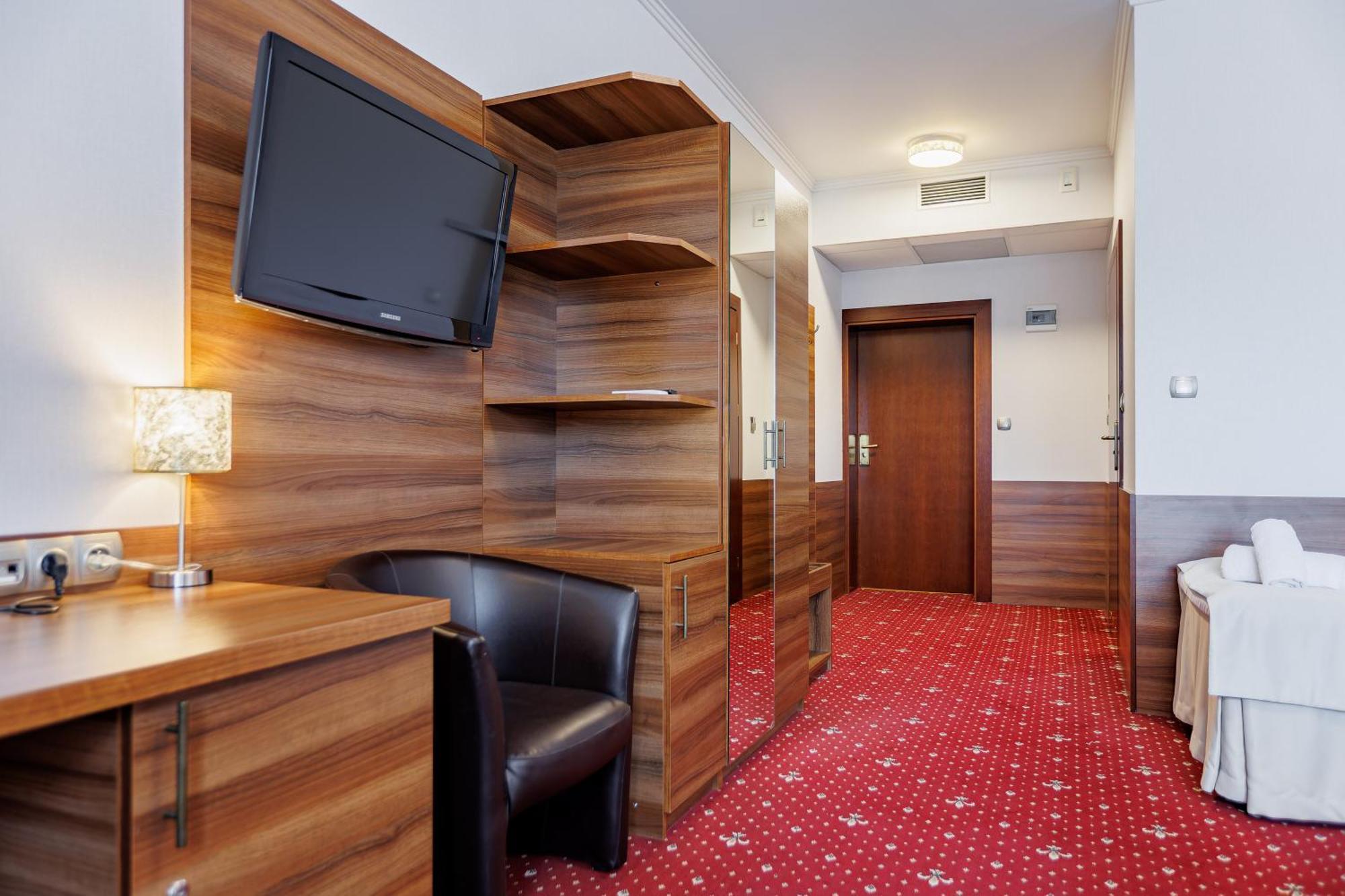 Dąbrowa Tarnowska Hotel Cristal Park מראה חיצוני תמונה