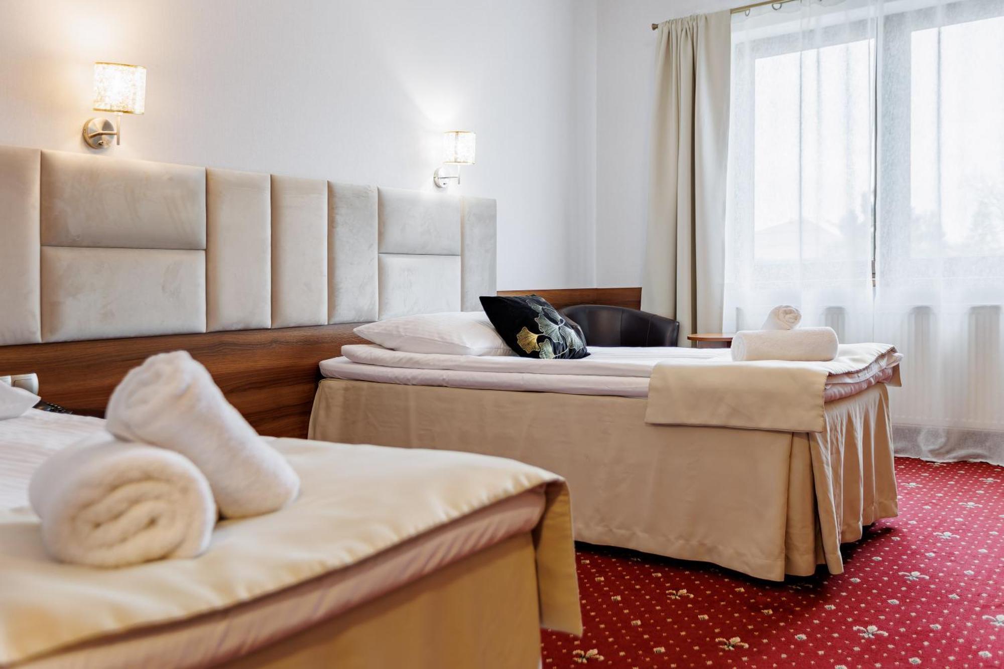 Dąbrowa Tarnowska Hotel Cristal Park מראה חיצוני תמונה