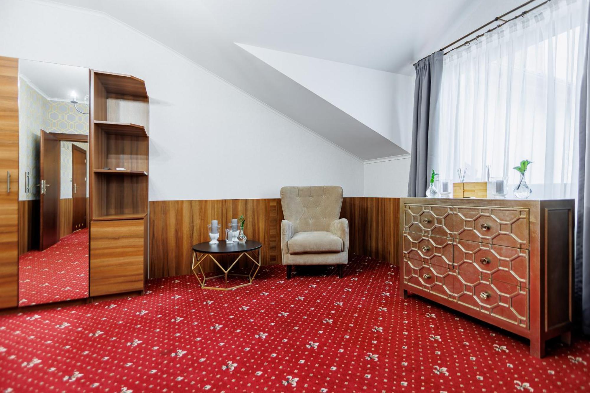 Dąbrowa Tarnowska Hotel Cristal Park מראה חיצוני תמונה