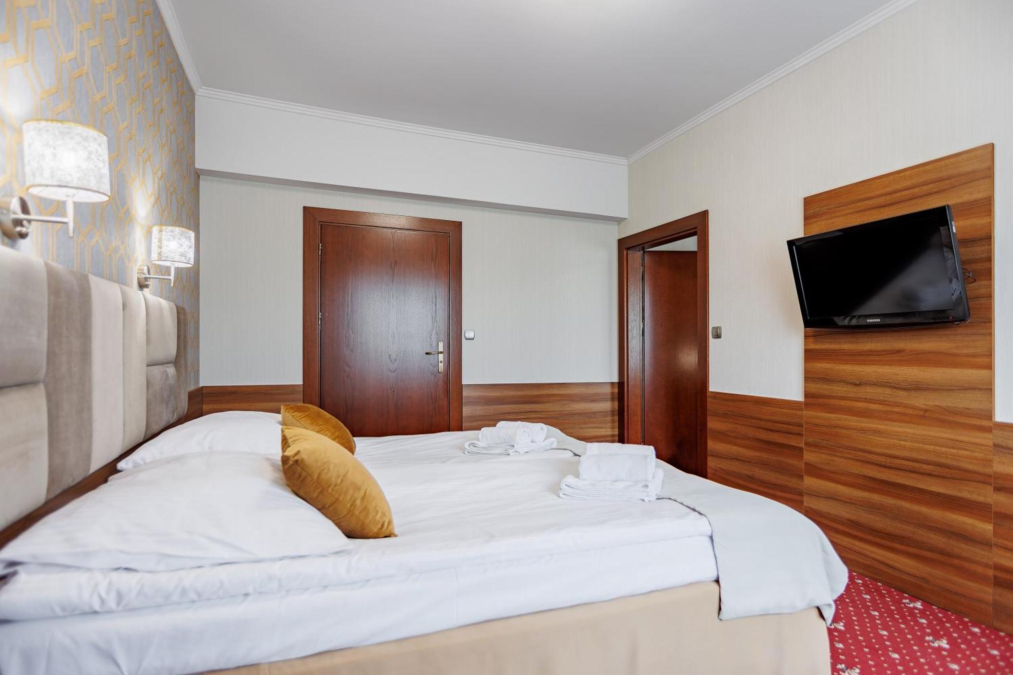 Dąbrowa Tarnowska Hotel Cristal Park מראה חיצוני תמונה