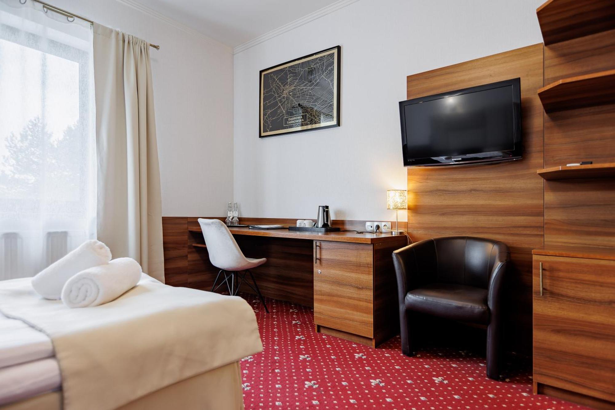 Dąbrowa Tarnowska Hotel Cristal Park מראה חיצוני תמונה