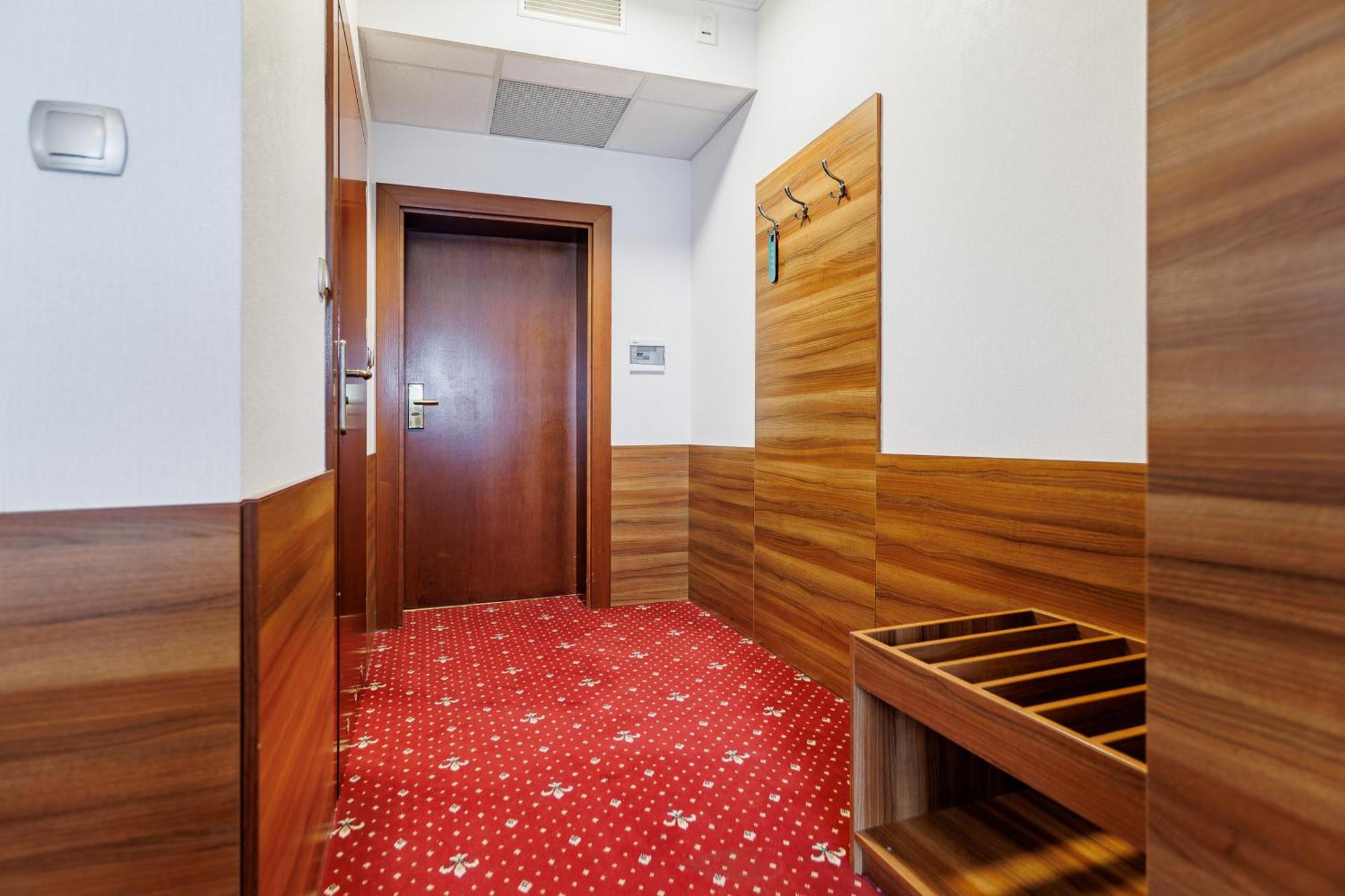 Dąbrowa Tarnowska Hotel Cristal Park מראה חיצוני תמונה
