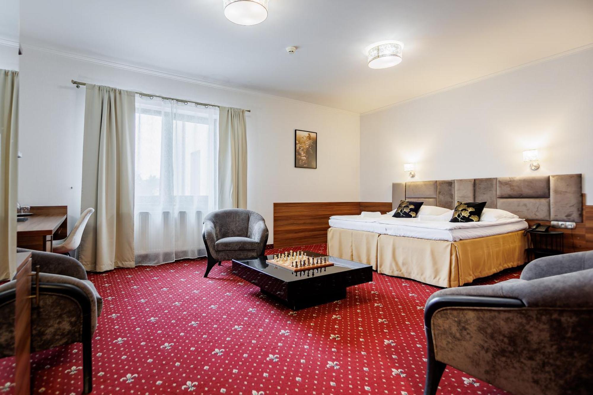 Dąbrowa Tarnowska Hotel Cristal Park מראה חיצוני תמונה