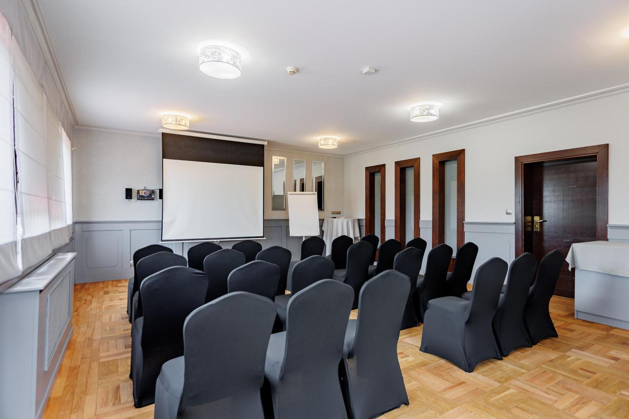 Dąbrowa Tarnowska Hotel Cristal Park מראה חיצוני תמונה