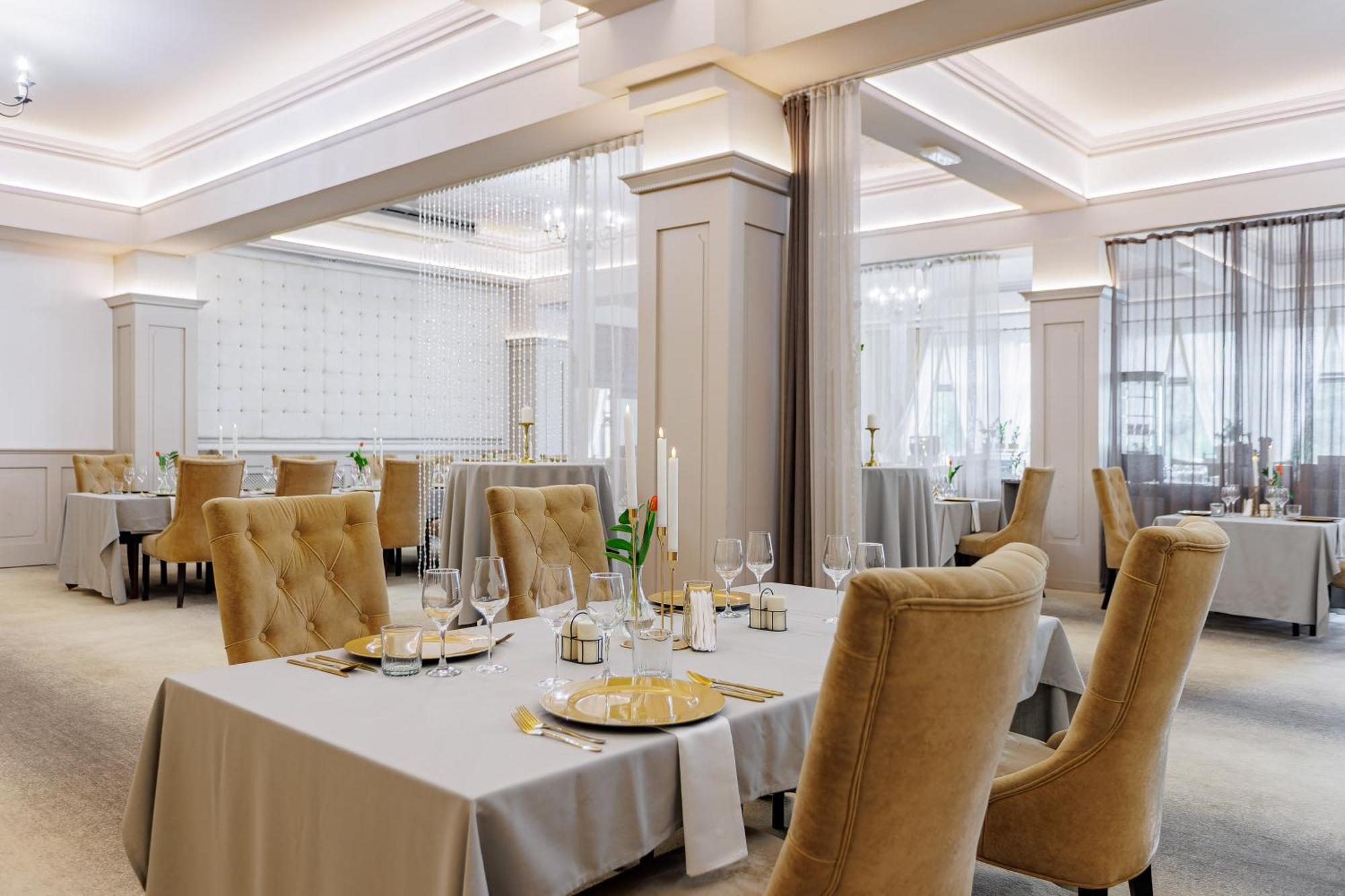 Dąbrowa Tarnowska Hotel Cristal Park מראה חיצוני תמונה