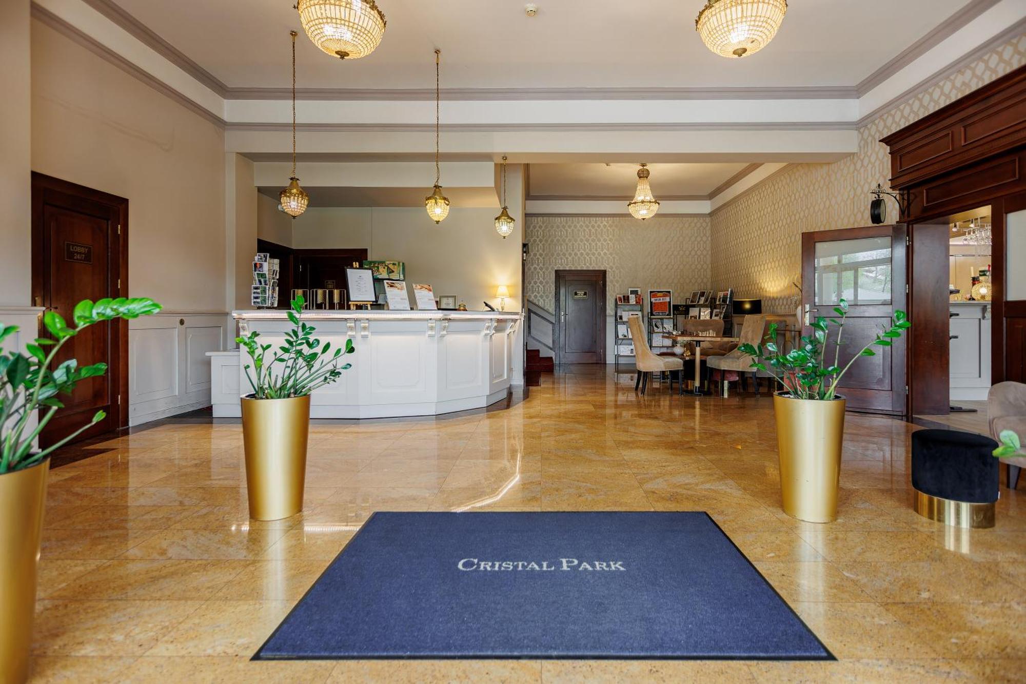 Dąbrowa Tarnowska Hotel Cristal Park מראה חיצוני תמונה