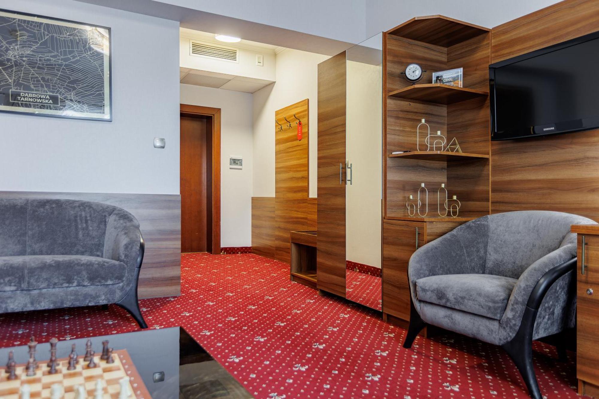 Dąbrowa Tarnowska Hotel Cristal Park מראה חיצוני תמונה