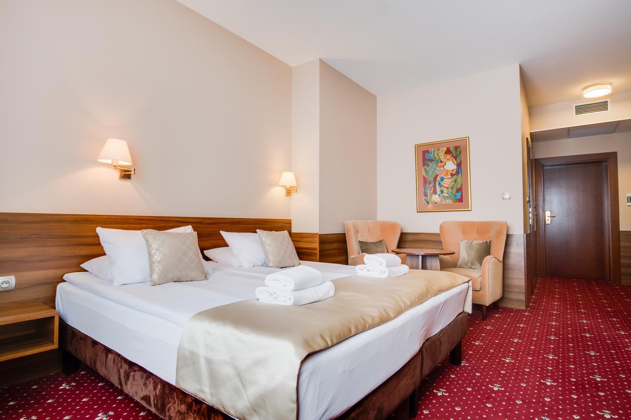 Dąbrowa Tarnowska Hotel Cristal Park מראה חיצוני תמונה