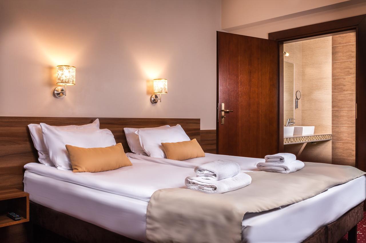 Dąbrowa Tarnowska Hotel Cristal Park מראה חיצוני תמונה