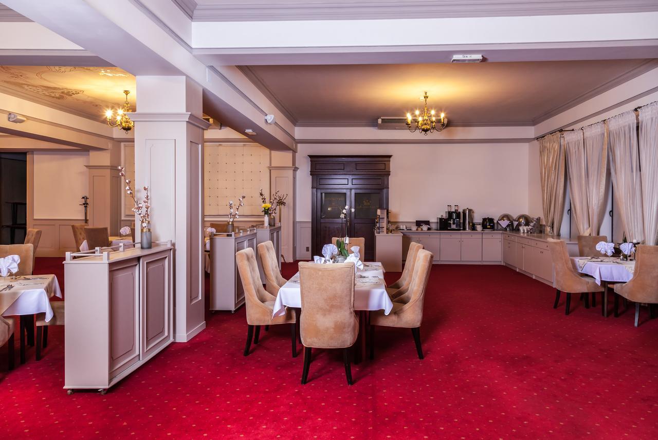 Dąbrowa Tarnowska Hotel Cristal Park מראה חיצוני תמונה