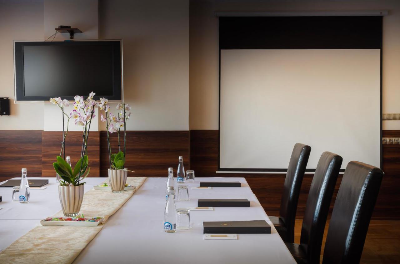 Dąbrowa Tarnowska Hotel Cristal Park מראה חיצוני תמונה