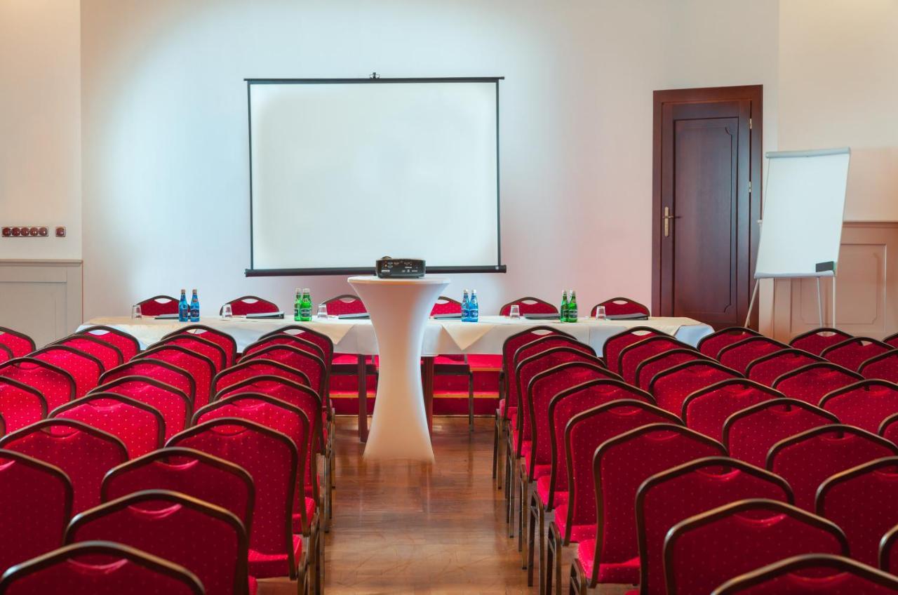 Dąbrowa Tarnowska Hotel Cristal Park מראה חיצוני תמונה